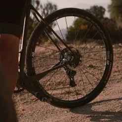 Pneu Vélo Gravel Continental Terra Trail ProTection 650/700 - Tubeless Ready -Velo Pioneur Soldes Boutique Terra Trail Protect mise en situation