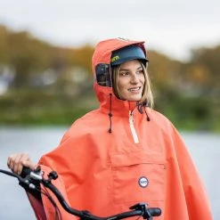 Poncho Anti-pluie Unisexe Pour Adultes Le Temps Des Grenouilles 19 Poncho Anti-pluie Unisexe Pour Adultes Le Temps Des Grenouilles -Velo Pioneur Soldes Boutique cape de pluie velo orange impermeable Le Temps des Grenouilles 1