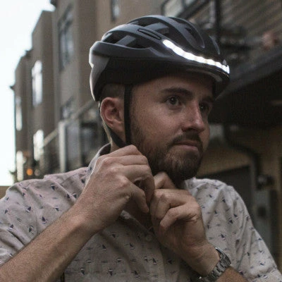 Casque Vélo Clignotant Lumos Kickstart Avec Feu Stop - Noir 3 Casque Vélo Clignotant Lumos Kickstart Avec Feu Stop - Noir – Image 3