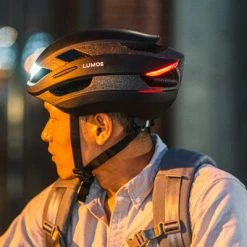 Casque Vélo Lumineux à Clignotants Ultra Lumos Noir -Velo Pioneur Soldes Boutique casque velo lumineux a clignotants ultra lumos noir full 5