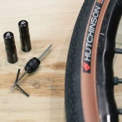Kit De Réparation Tubeless Hutchinson - Outils Et Mèches 1.5+3mm -Velo Pioneur Soldes Boutique kit reparation tubeless avec meches hutchinson 3 494x294 85a49673 7d7f 4f45 a4d5 61f0f45e61e0