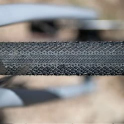 Pneu Gravel Hutchinson Overide Reinforced Tubeless Ready 700 -Velo Pioneur Soldes Boutique overide.hutchinson piste